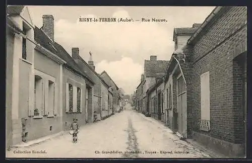 AK Rigny-le-Ferron, Rue Neuve animée avec maisons traditionnelles