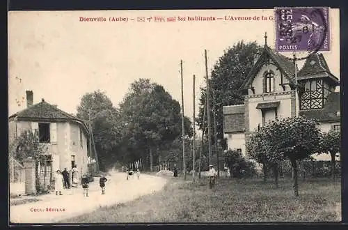 AK Dienville, L`Avenue de la Gare avec passants et arbres