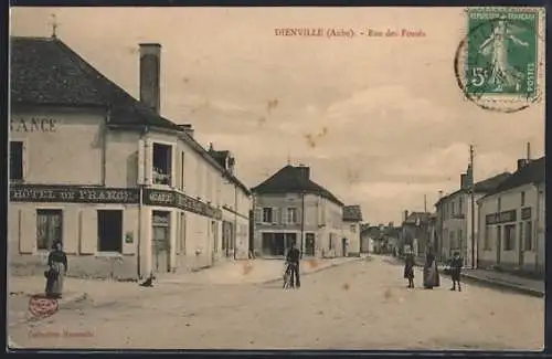 AK Dienville, Rue des Fossés avec l`Hôtel de France et passants