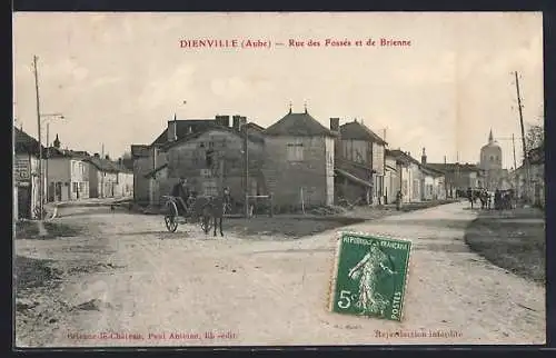 AK Dienville, Rue des Fossés et de Brienne avec charrette et passants