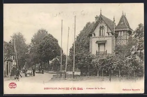 AK Dienville, Avenue de la Gare avec maison à colombages et passants