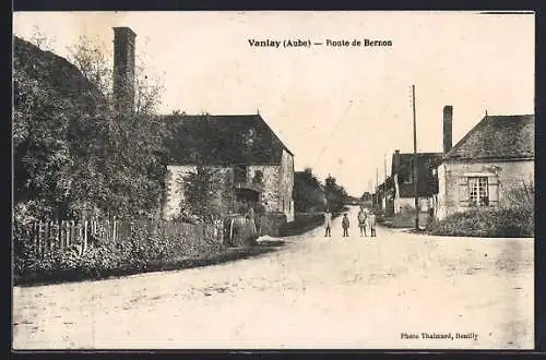 AK Vanlay, Route de Bernon avec maisons rurales et passants