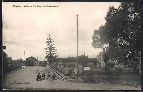 AK Vanlay, Le Pont sur l`Armance avec enfants sur le chemin