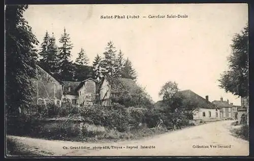 AK Saint-Phal, Carrefour Saint-Denis avec maisons et arbres adjacents
