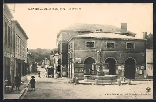AK St-Mards-en-Othe, La Fontaine et la rue animée en 1905