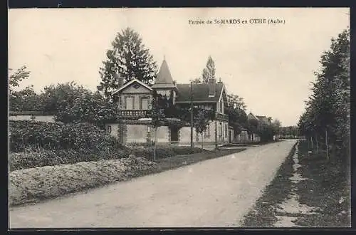 AK Saint-Mards-en-Othe, Entrée bordée de maisons et d`arbres