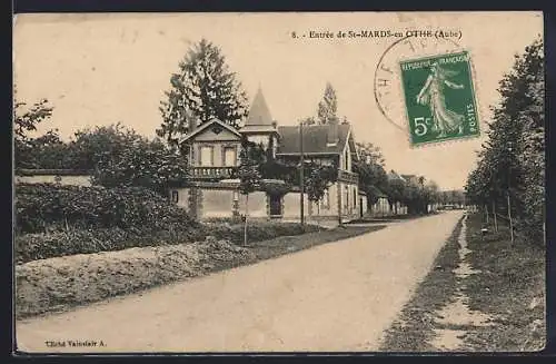 AK Saint-Mards-en-Othe, Entrée du village avec maisons et route bordée d`arbres