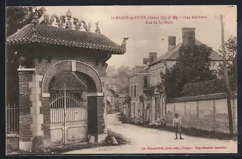 AK Saint-Mards-en-Othe, Rue de la Croix avec portail décoratif et maisons anciennes
