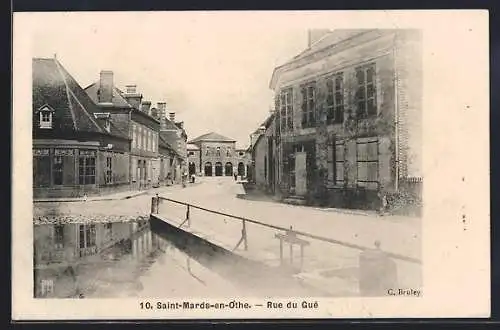 AK Saint-Mards-en-Othe, Rue du Gué avec vue sur les bâtiments historiques