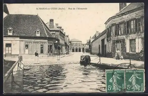 AK St-Mards-en-Othe, Rue de l`Abreuvoir avec vue sur le canal et bâtiments historiques