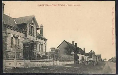 AK St-Benoist-sur-Vanne, Route Nationale avec maisons et passants