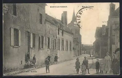 AK Rigny-le-Ferron, Rue de Vauve mit spielenden Kindern und alten Gebäuden