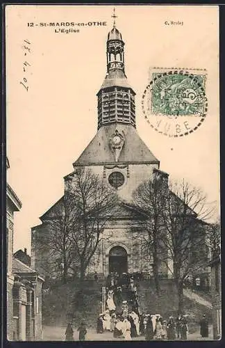 AK St-Mards-en-Othe, L`église et les fidèles rassemblés devant l`entrée
