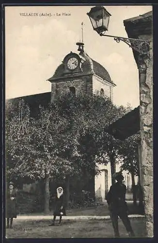 AK Villadin, La Place et l`église avec horloge