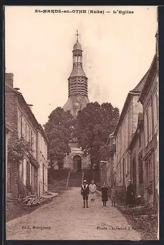 AK Saint-Mards-en-Othe, L`Église et la rue principale animée