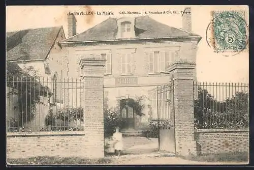AK Le Pavillon, La Mairie avec grille d`entrée et jardin fleuri