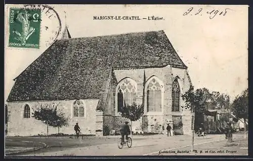 AK Marigny-le-Châtel, L`église et scène de rue animée avec cyclistes