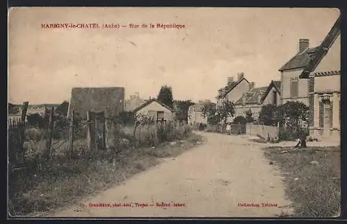 AK Marigny-le-Châtel, Rue de la République