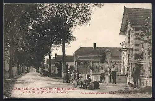 AK Marigny-le-Châtel, Entrée du village, Route de St-Flavy avec habitants et maisons
