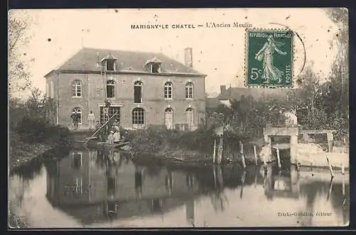 AK Marigny-le-Châtel, L`Ancien Moulin et son reflet dans l`eau calme