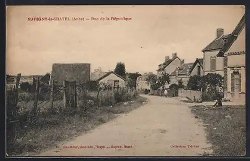 AK Marigny-le-Châtel, Rue de la République