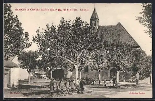 AK Marigny-le-Chatel, L`Église et les habitants devant l`édifice