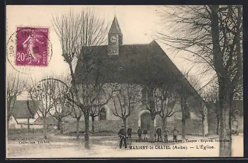 AK Marigny-le-Châtel, L`Église entourée d`arbres et de passants