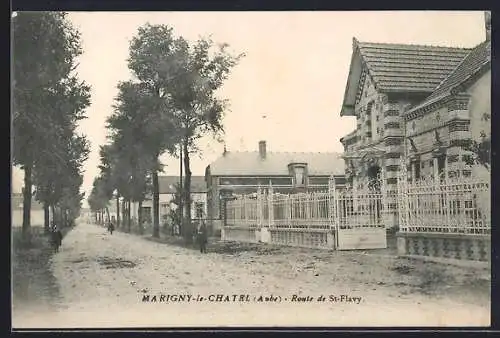 AK Marigny-le-Châtel, Route de St-Flavy avec maisons et arbres alignés