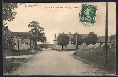 AK Marcilly-le-Hayer, Vue du chemin bordé d`arbres et bâtiments à Basson