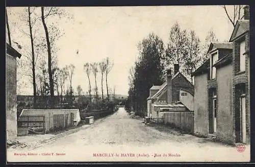 AK Marcilly-le-Hayer, Rue du Moulin avec maisons et arbres en perspective