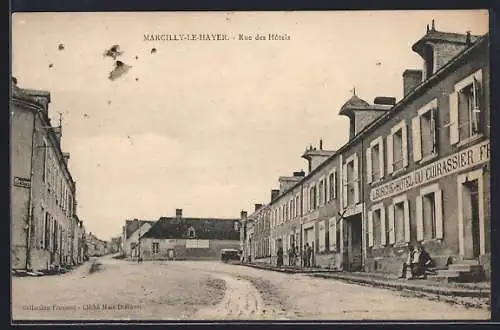 AK Marcilly-le-Hayer, Rue des Hôtels avec bâtiments historiques et passants