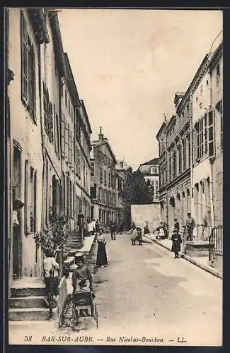 AK Bar-sur-Aube, Rue Nicolas-Bourbon animée avec passants et bâtiments historiques