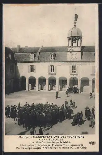 AK Bar-sur-Aube, Manifestations des vignerons devant la Mairie en mars 1911