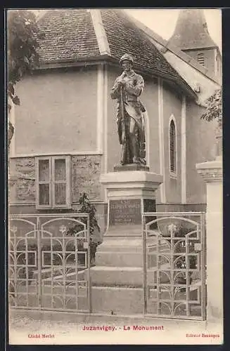 AK Juzanvigny, Le Monument devant l`église