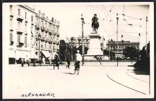 Foto-AK Alexandria, Strassenpartie mit Denkmal