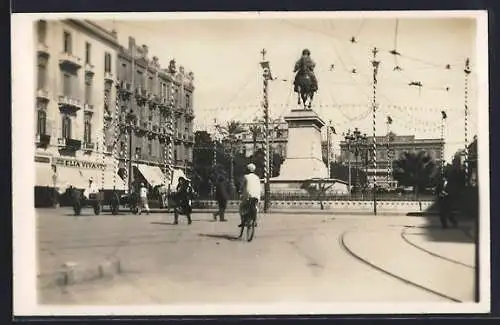 Foto-AK Alexandria, Strassenpartie mit Denkmal