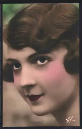 AK Junge Frau mit gewelltem Haar
