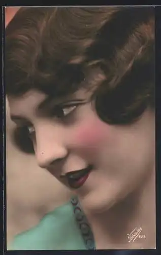 AK Junge Frau mit gewelltem Haar