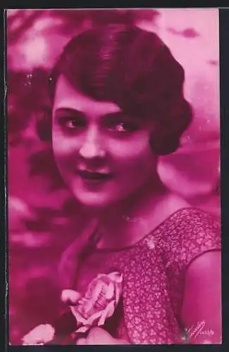 AK Junge Frau mit gewelltem Haar