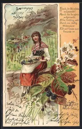 AK Frau in Tracht mit einer Schale Brombeeren, Im Hintergrund Kirche