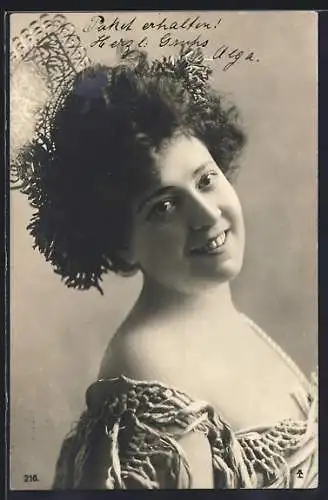 AK Junge lächelnde Frau mit Haarschmuck