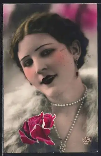 AK Junge Frau mit Perlenkette und Rose