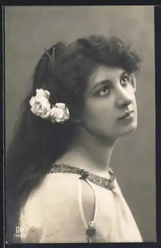 AK Junge Frau mit Blumen im Haar