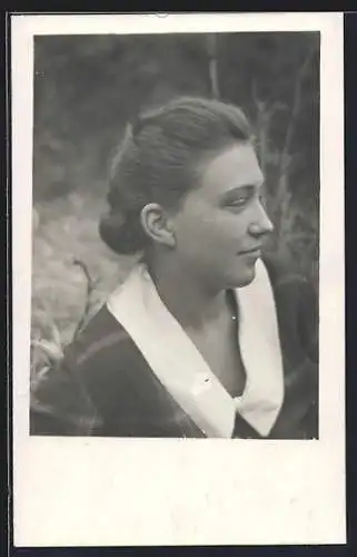 Foto-AK Junge Frau im karierten Kleid