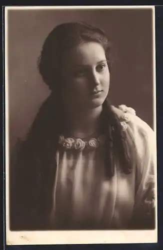 Foto-AK Junge Frau mit Locken im Kleid