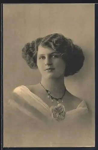 AK Junge Frau mit moderner Frisur