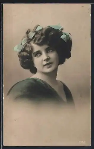 AK Junge Frau mit moderner Frisur