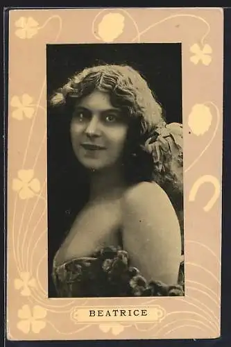 AK Beatrice im schulterfreien Kleid, Kleeblätter und Hufeisen, Passepartout
