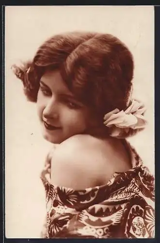 AK Junge Frau mit einer Rose im Haar