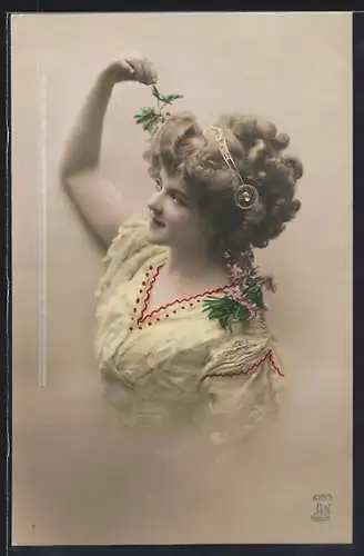 AK Junge Frau im hellgelben Kleid mit Locken
